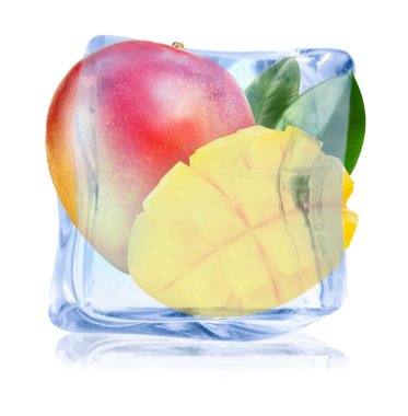 Buz küpündeki sulu mango meyveleri beyaza izole edilmiş.