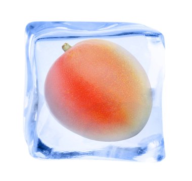 Buz küpündeki olgun mango meyvesi beyaza izole edilmiş.