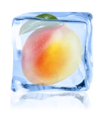 Buz küpündeki olgun mango meyvesi beyaza izole edilmiş.