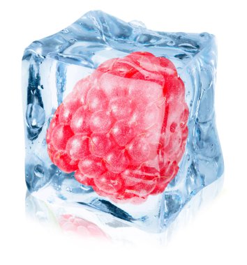 Beyaz zemin üzerinde buz küpü içinde olgun ahududu