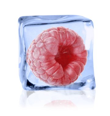 Beyaz zemin üzerinde buz küpü içinde olgun ahududu