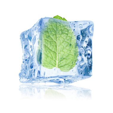 Beyaz zemin üzerinde temiz buz küpünün içinde taze nane yaprağı
