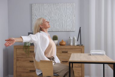 Masada uzanan olgun bir kadın.