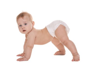 Beyaz arka planda bebek bezi takmış şirin bir bebek.