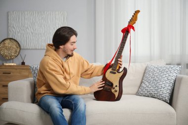 Hayaller gerçek olur. Evde gitarlı mutlu bir adam