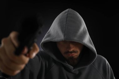 Geçmişi karanlık, seçici odaklı silahlı bir suçlu.