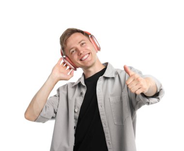 Kulaklıkla müzik dinleyen ve beyaz arka planda dans eden mutlu bir adam.