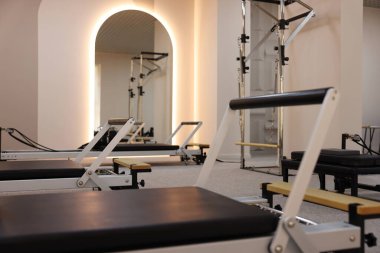 Stüdyoda yenilikçi makineler, yakın çekim. Pilates ekipmanı