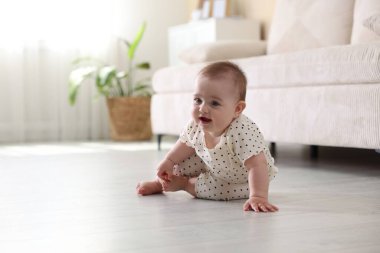 Evde yerde sürünen şirin küçük bebek, mesaj için yer var.