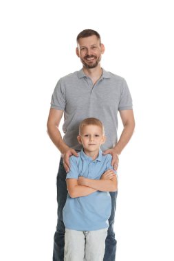 Baba ve oğul beyaz arka planda birlikte poz veriyorlar.