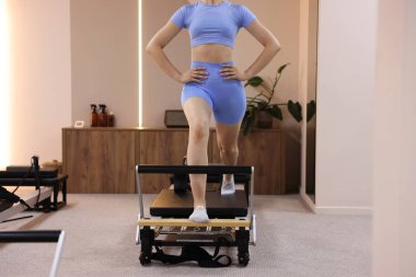 Pilates stüdyosunda yenilikçi kadın egzersizi, yakın çekim.