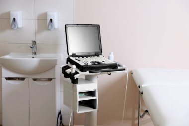 Modern ultrason makinesi, klinikte lavabo ve muayene yatağı