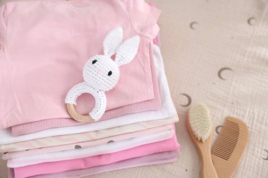 Temiz bebek kıyafetleri ve aksesuarlar yatak örtüleri, yakın çekim