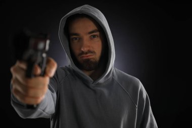 Geçmişi karanlık, seçici odaklı silahlı bir suçlu.