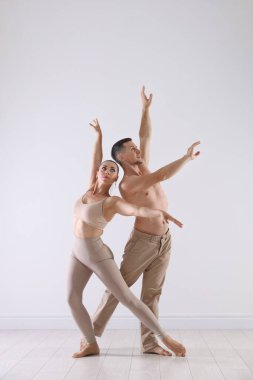 Stüdyoda birkaç profesyonel dansçı eğitimi.