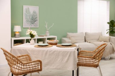 Yemek odasında sandalye ve dekor olan şık bir masa. İç tasarım