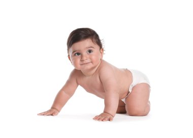 Beyaz arka plan üzerinde sürünerek şirin bebek