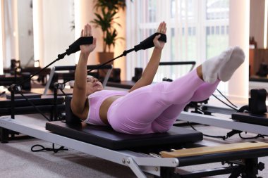 Pilates stüdyosunda yenilikçi bir kadın.