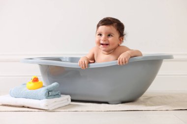 Evde küvette banyo yapan şirin bir bebek.