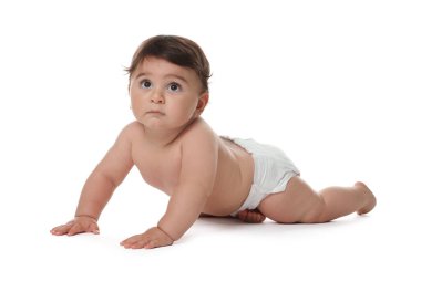 Beyaz arka planda bebek bezi takmış şirin bir bebek.