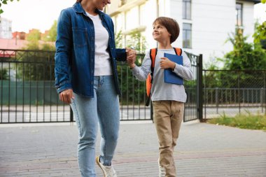 Anne oğlunu açık hava okuluna götürüyor, yakın çekim.