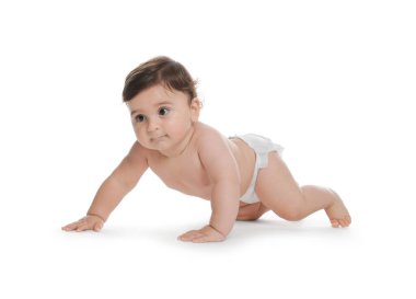 Beyaz arka planda bebek bezi takmış şirin bir bebek.