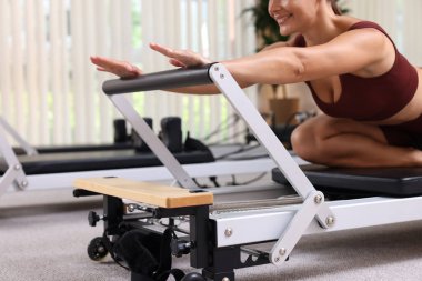 Pilates stüdyosunda yenilikçi kadın egzersizi, yakın çekim.