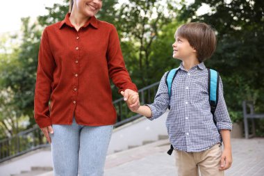 Anne oğlunu açık hava okuluna götürüyor, yakın çekim.