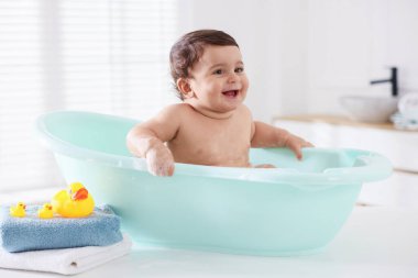 Evde küvette banyo yapan şirin bir bebek.