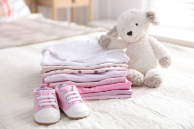 Temiz bebek kıyafetleri, ayakkabılar ve aksesuarlar kapalı yatak örtüleri, yakın çekim