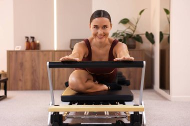 Pilates stüdyosunda yenilikçi bir kadın.