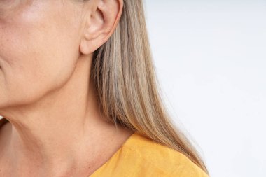 Açık arka planda sağlıklı ciltli bir kadın, yakın plan. Metin için boşluk