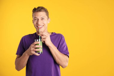 Turuncu arka planda samandan meyve suyu içen adam, metin için boşluk