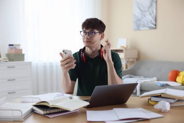 İyi bir sınav için şans dileyen endişeli öğrencinin sonu kapalı masa oluyor.