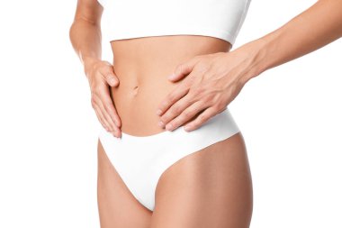 Beyaz arka planda düz göbekli kadın, yakın plan.