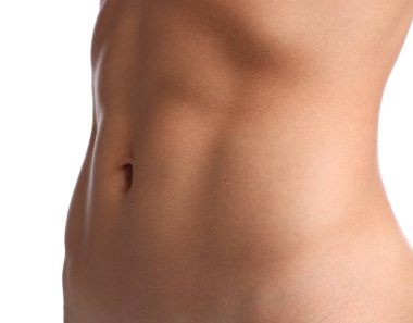 Beyaz arka planda düz göbekli kadın, yakın plan.