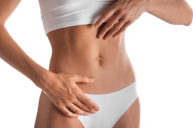 Beyaz arka planda düz göbekli kadın, yakın plan.