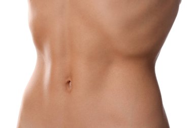 Beyaz arka planda düz göbekli kadın, yakın plan.