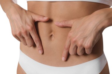 Beyaz arka planda düz göbekli kadın, yakın plan.