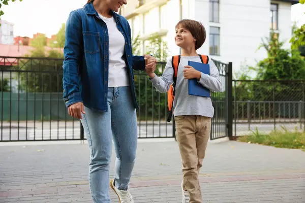 Anne oğlunu açık hava okuluna götürüyor, yakın çekim.