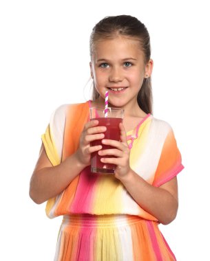 Meyve suyu ve beyaz arka planda saman içen küçük bir kız.