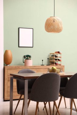 Yemek odasında sandalyeler ve elmalar olan ahşap masa. İç tasarım