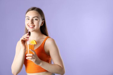 Menekşe arkaplan üzerinde canlandırıcı içecek ve saman olan kadın, metin için boşluk