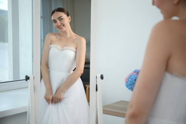 Hayaller gerçek olur. Gelinlik giymiş güzel bir kadın aynada kendine bakıyor.