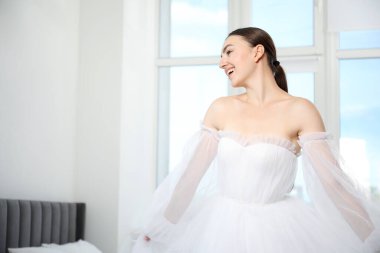 Hayaller gerçek olur. Evde güzel gelinlik giymiş bir kadın, mesaj atmak için yer var.