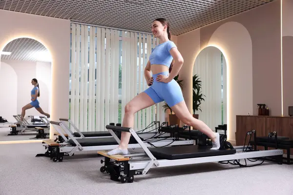 Pilates stüdyosunda yenilikçi bir kadın.