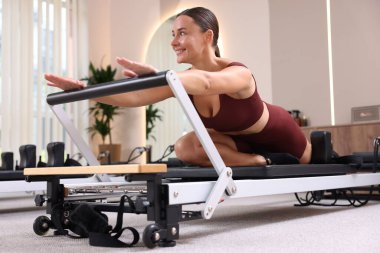 Pilates stüdyosunda yenilikçi bir kadın.