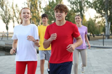 Bir grup genç dışarıda koşuyor. Sabah koşusu