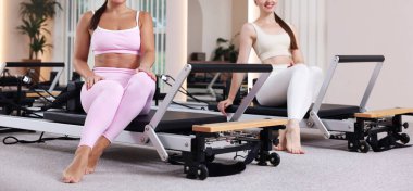 Stüdyodaki reformcular hakkında kadın ve pilates eğitmeni, yakın çekim.