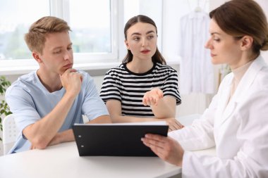 Tüp bebek (tüp bebek). Çiftin üreme kliniğinde doktorla randevusu var.